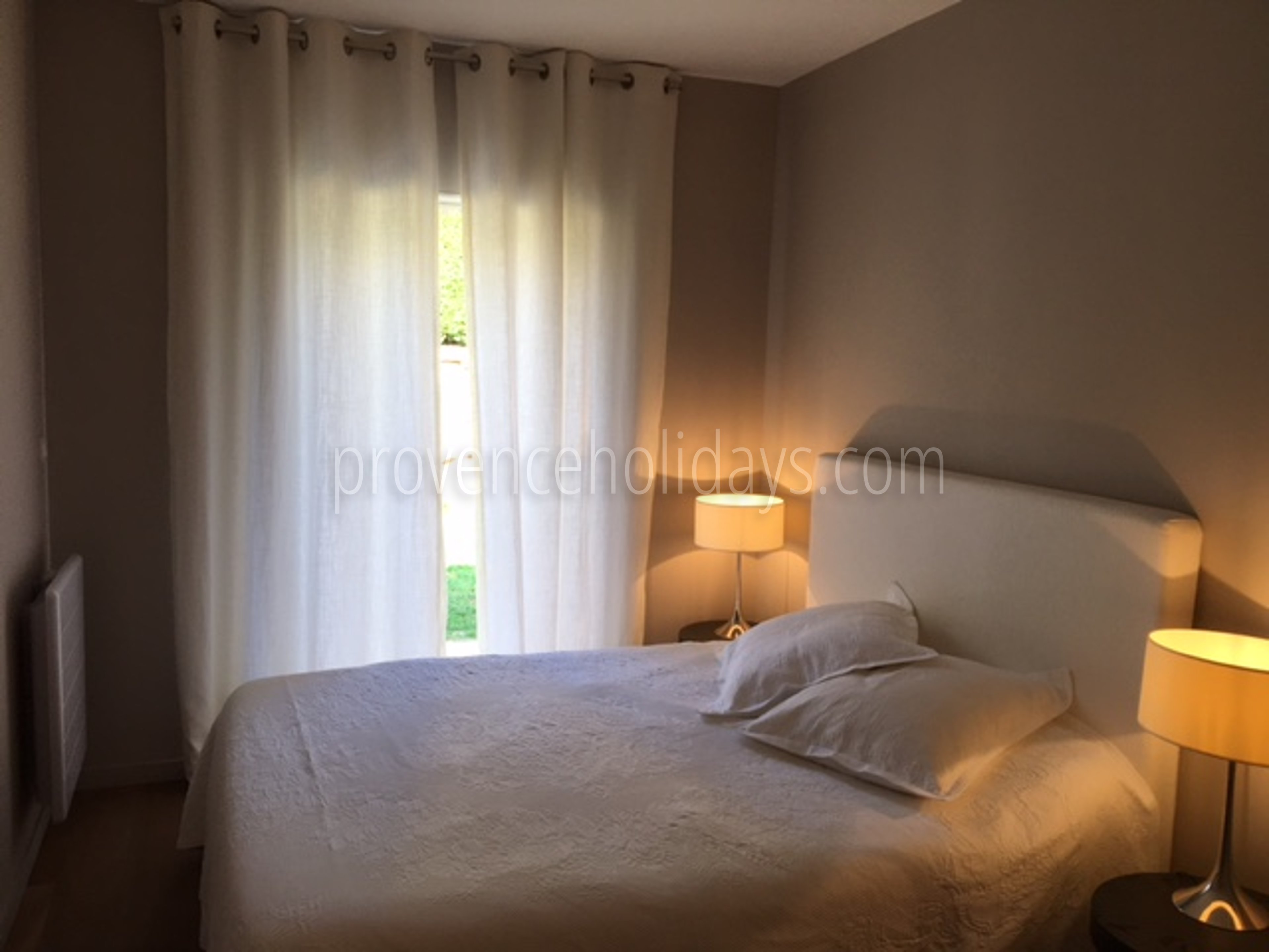 6 - Le Mas des Lys: Villa: Bedroom