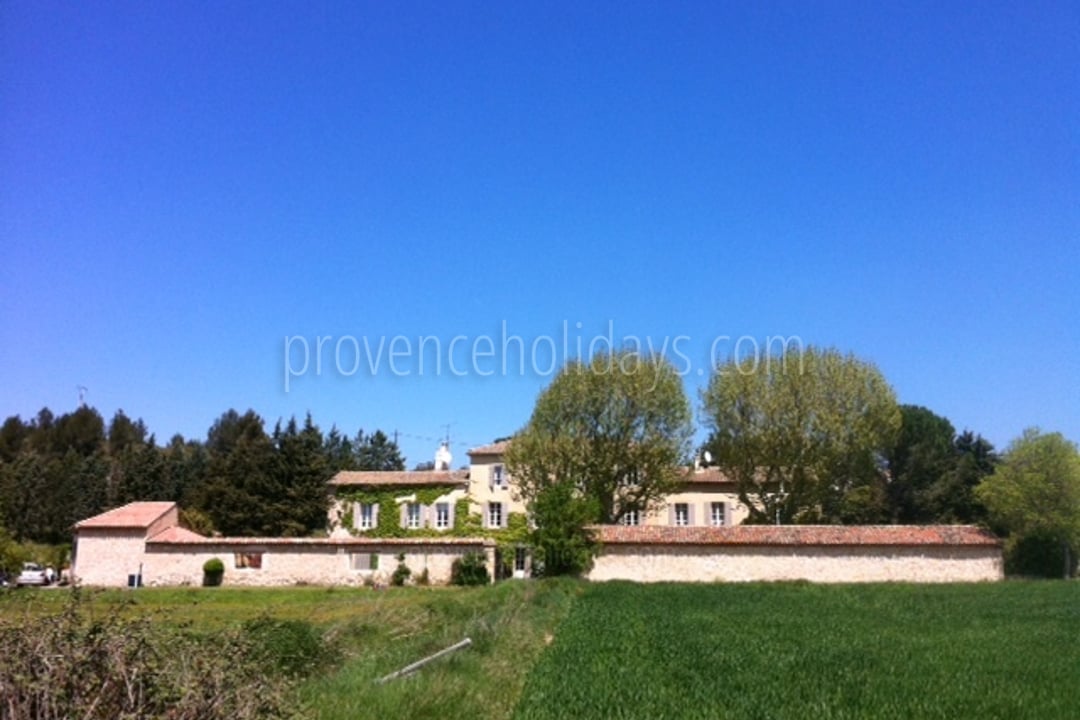 9 - Mas Lambesc: Villa: Exterior