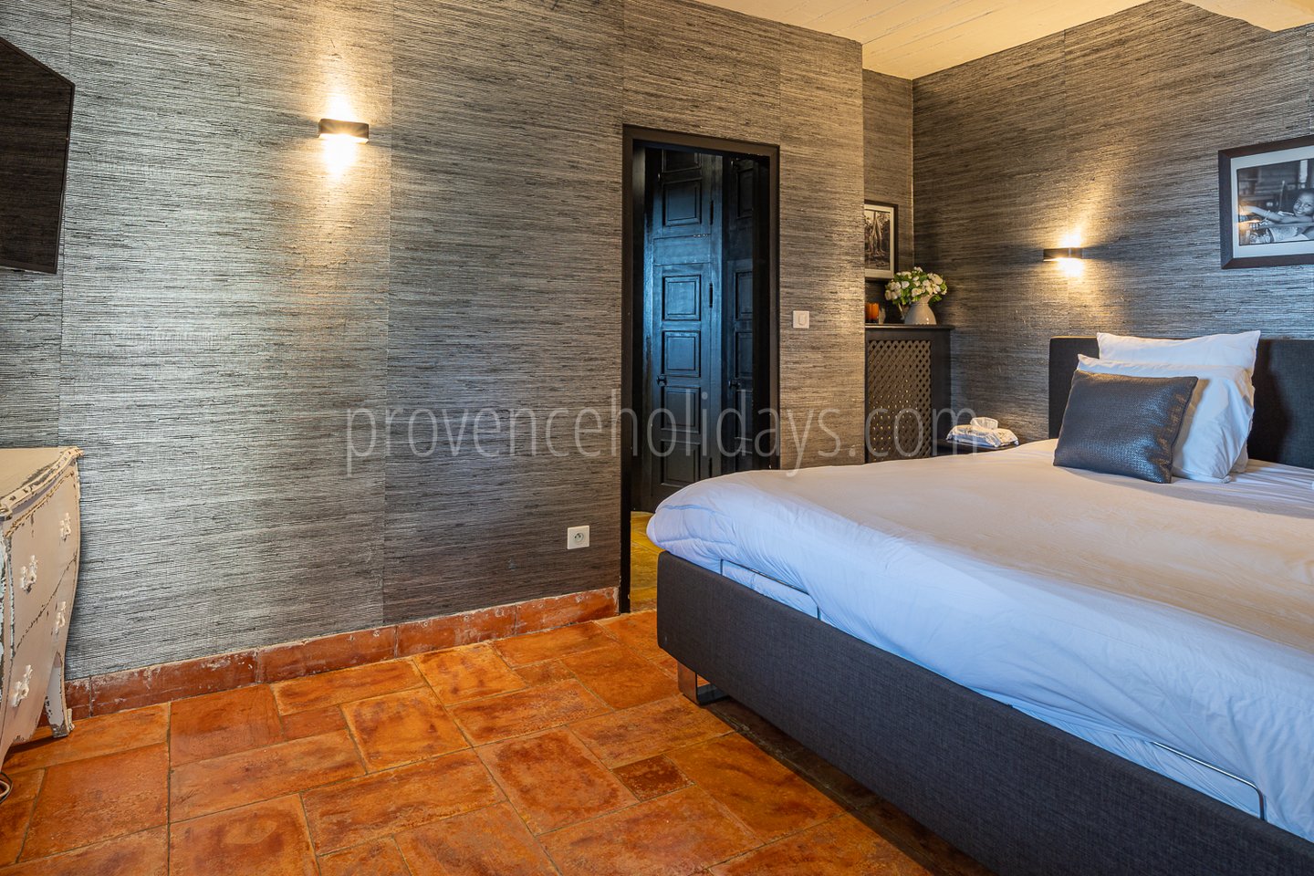 27 - Villa Alta Provence: Villa: Bedroom