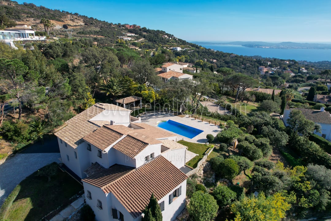 Renovated villa in a private estate overlooking the bay of Saint-Tropez