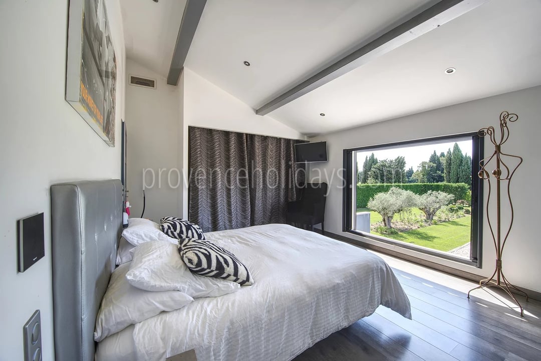 46 - House with pool house in Eyguières: Villa: Bedroom