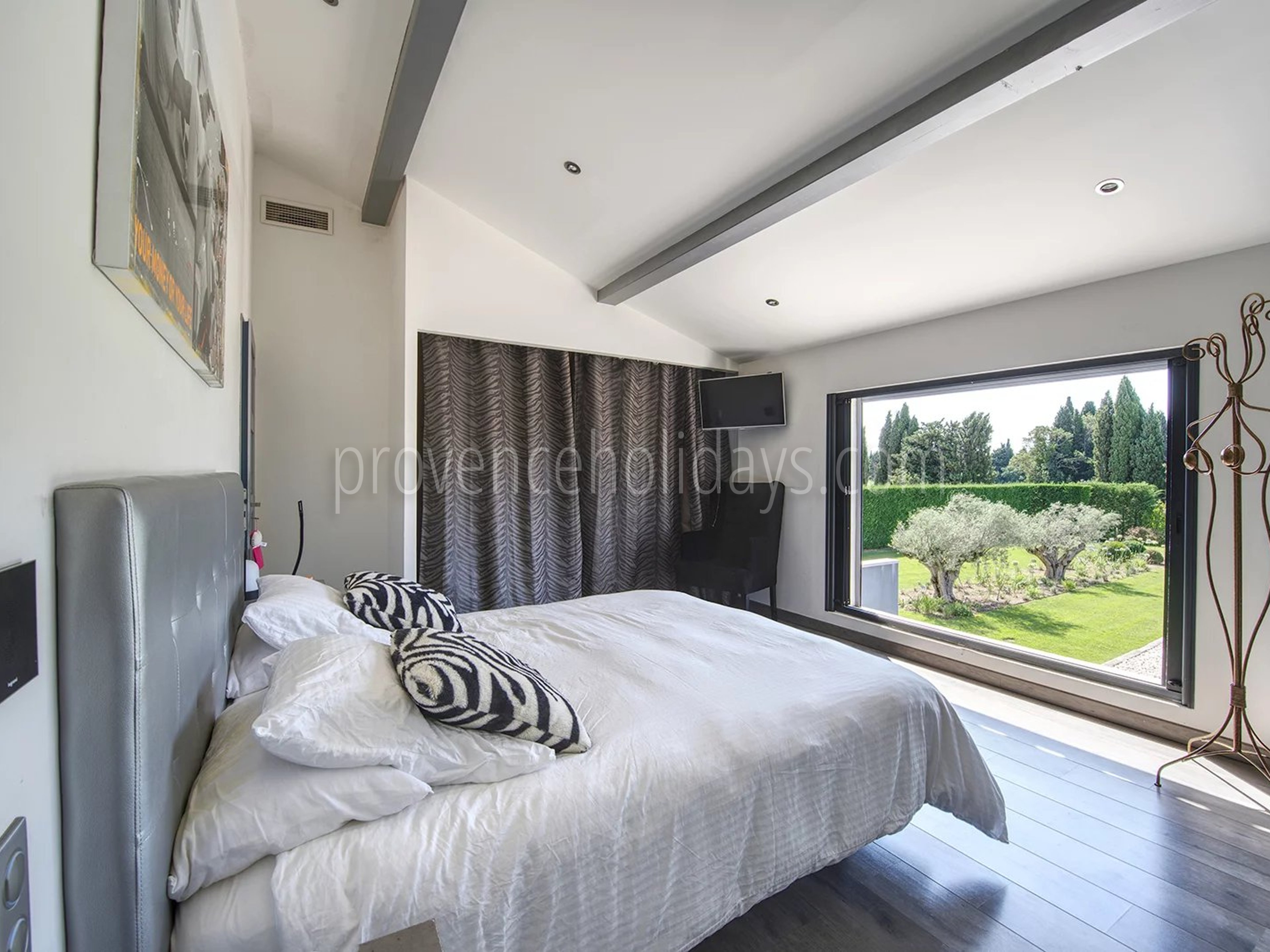 46 - House with pool house in Eyguières: Villa: Bedroom