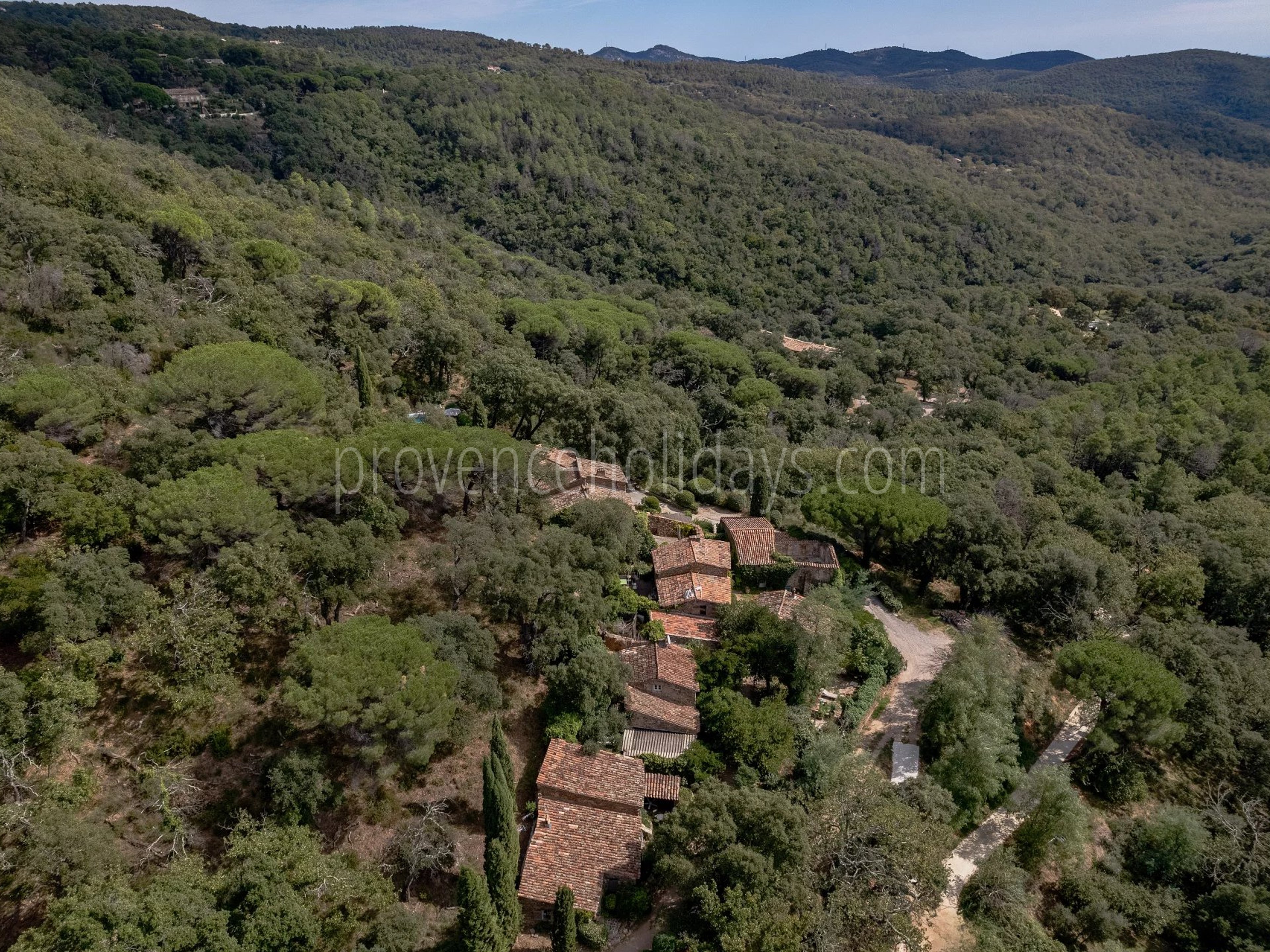 11 - Steinernes hameau in La Garde-Freinet: Villa: Exterior