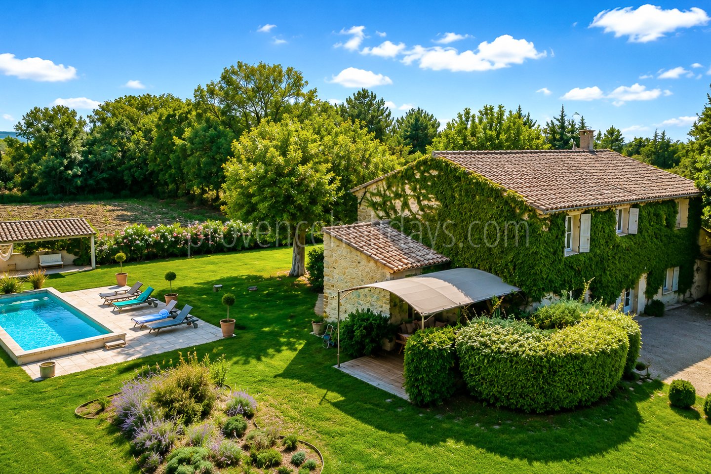 1 - Farmhouse with views of the Luberon: Villa: Exterior