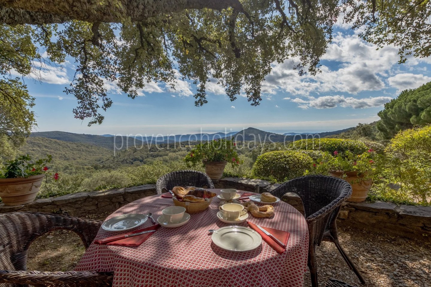 33 - Stone hameau in La Garde-Freinet: Villa: Exterior