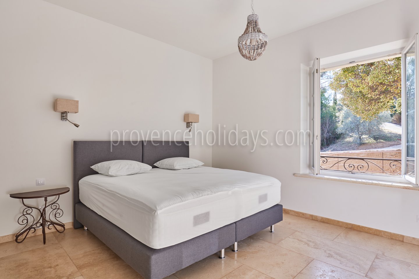 12 - À l\'Ombre de Cézanne: Villa: Bedroom