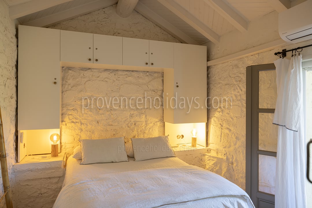 19 - Mas du Rosier: Villa: Bedroom