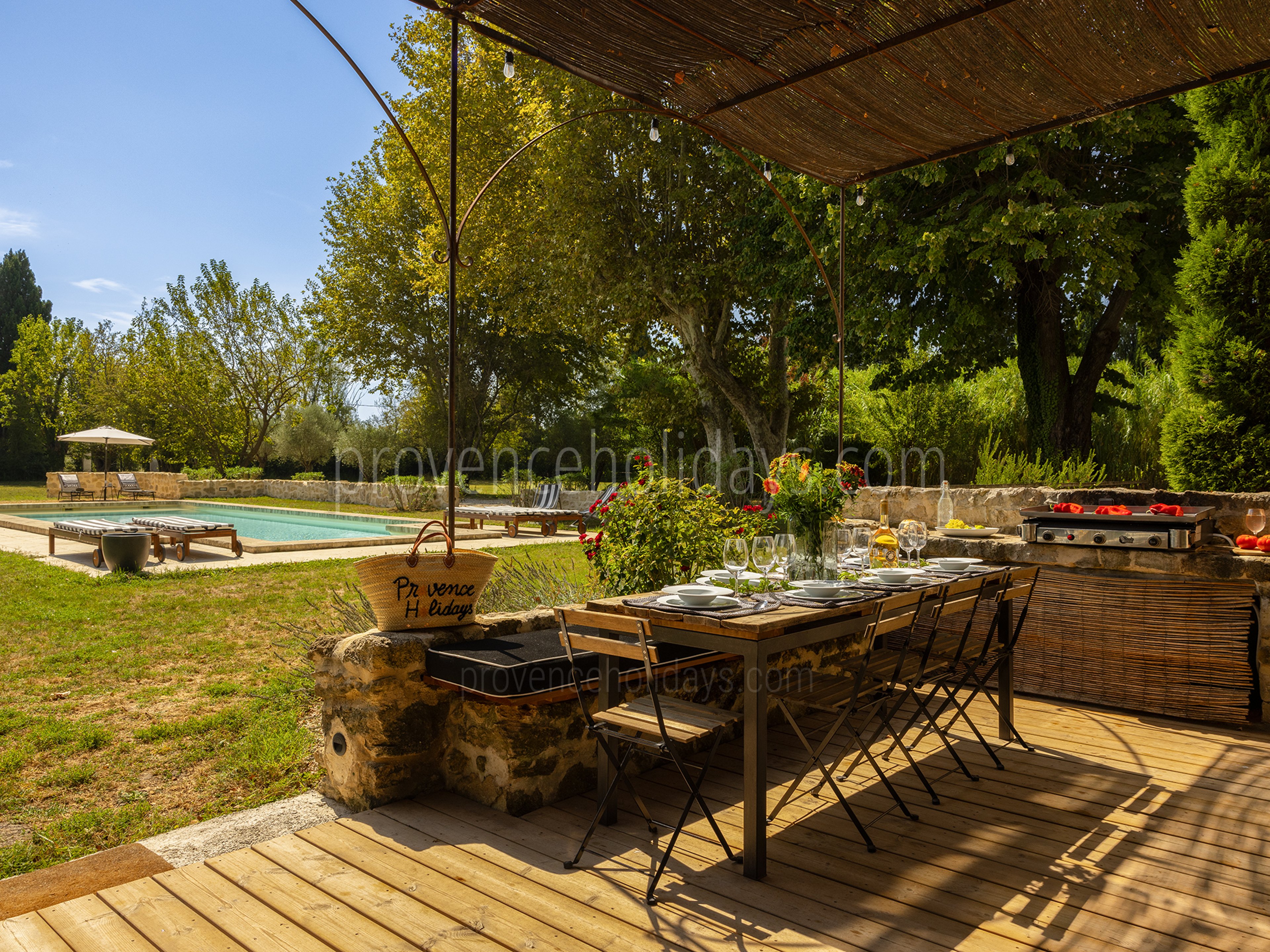 16 - Le Mas d\'Entraigues: Villa: Exterior