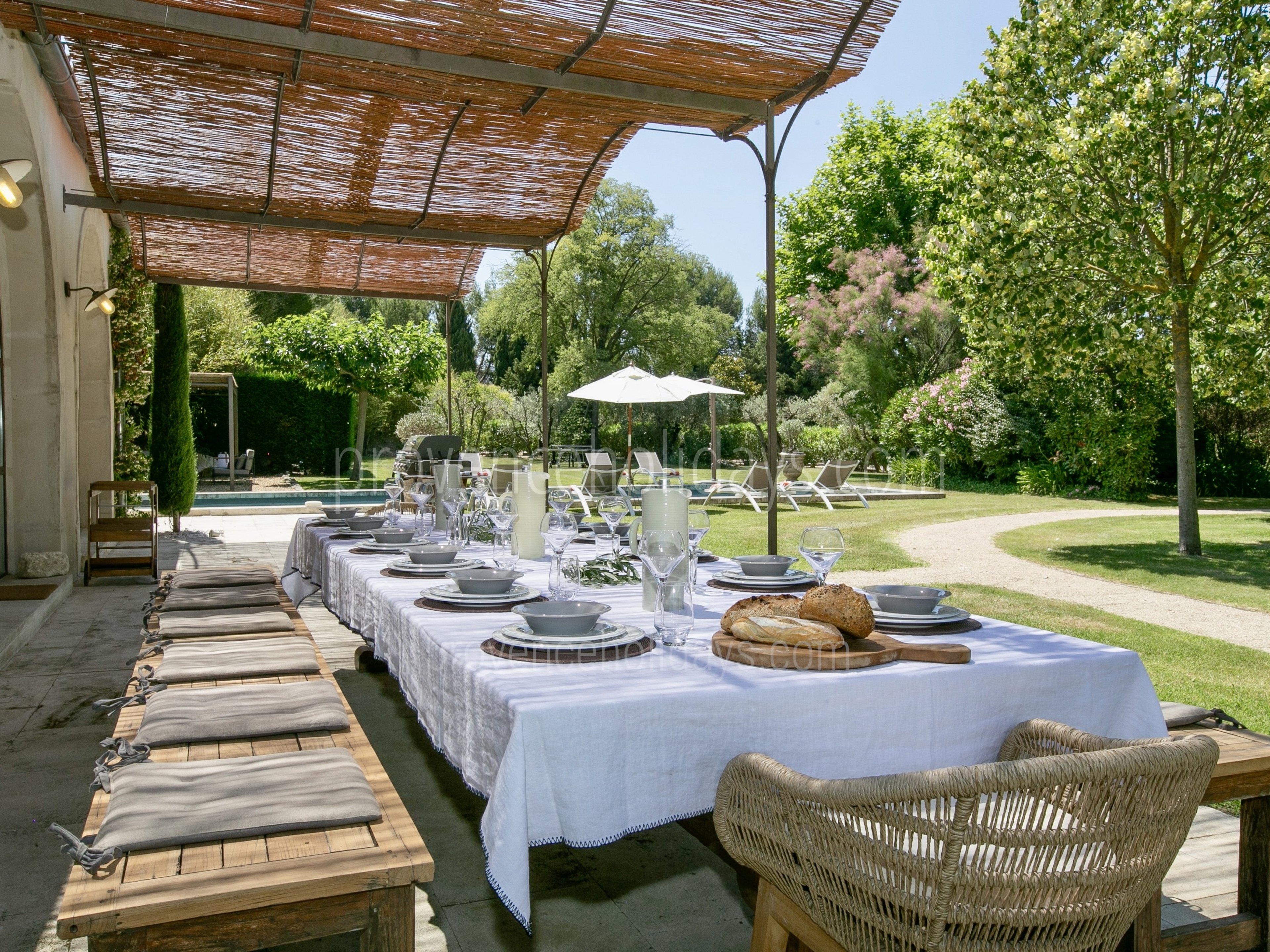 6 - Les Oliviers: Villa: Exterior - Dining area