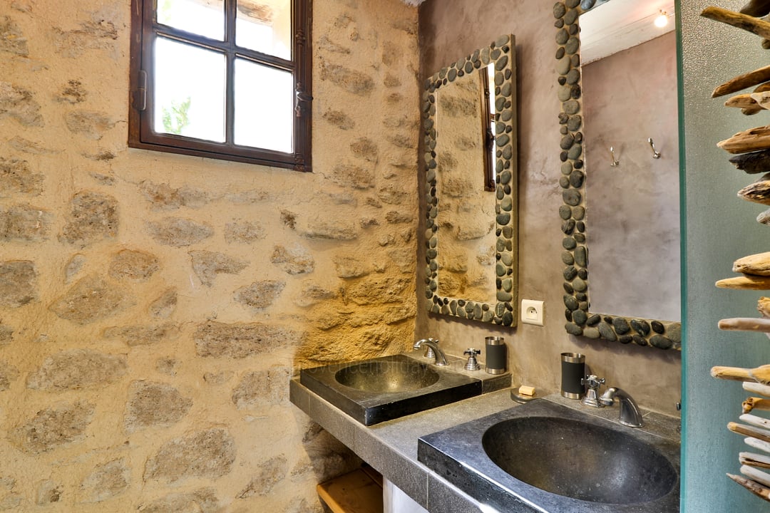 22 - Mas de Beaumes: Villa: Bathroom