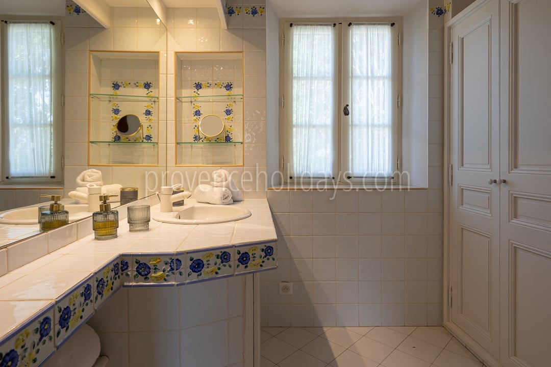 15 - Le Mas des Magnans: Villa: Bathroom