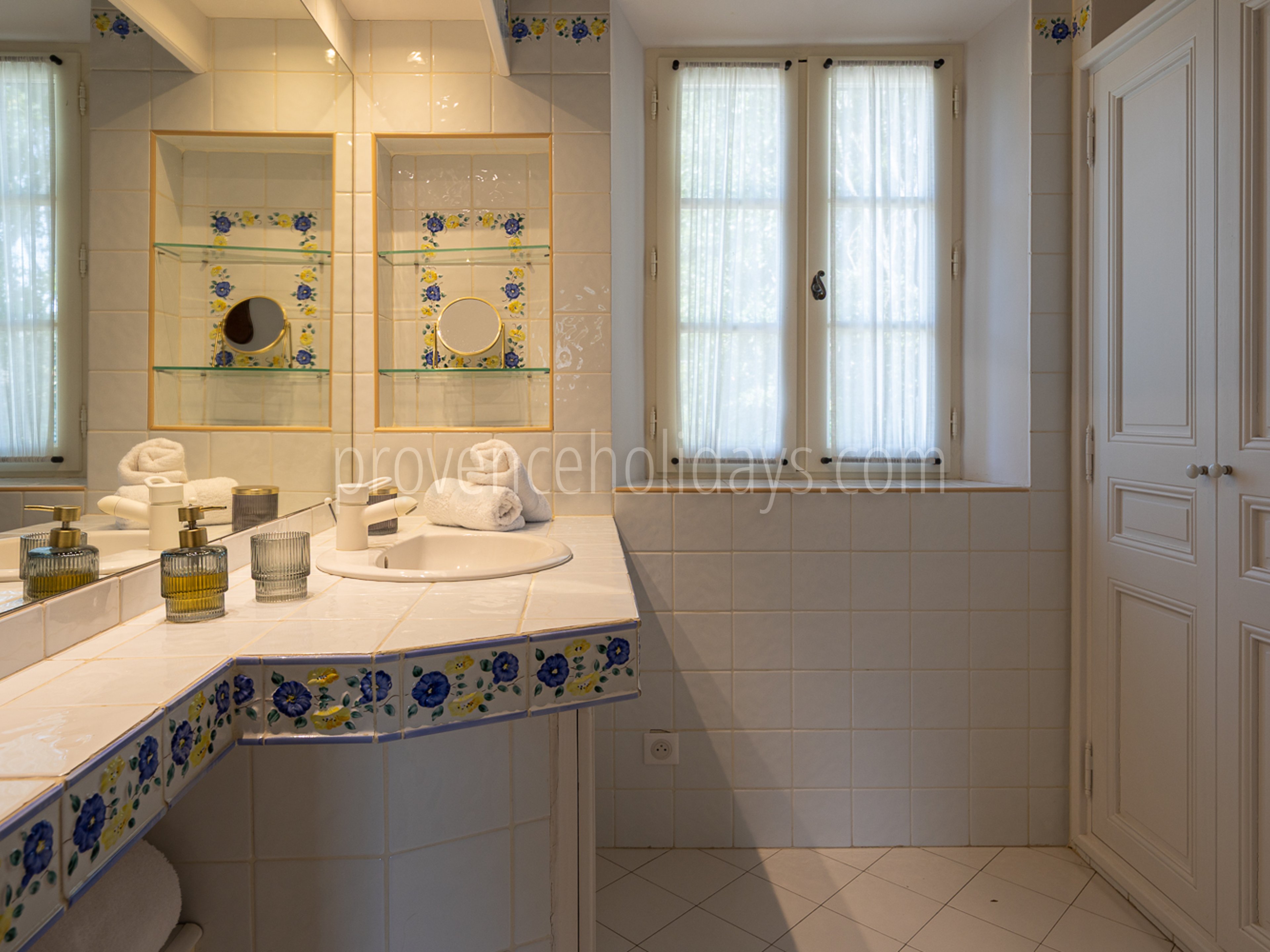15 - Le Mas des Magnans: Villa: Bathroom