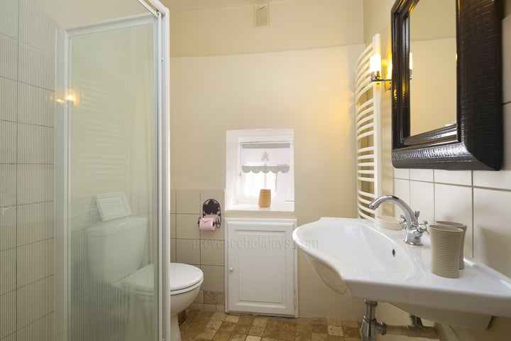 28 - La Garrigue: Villa: Bathroom