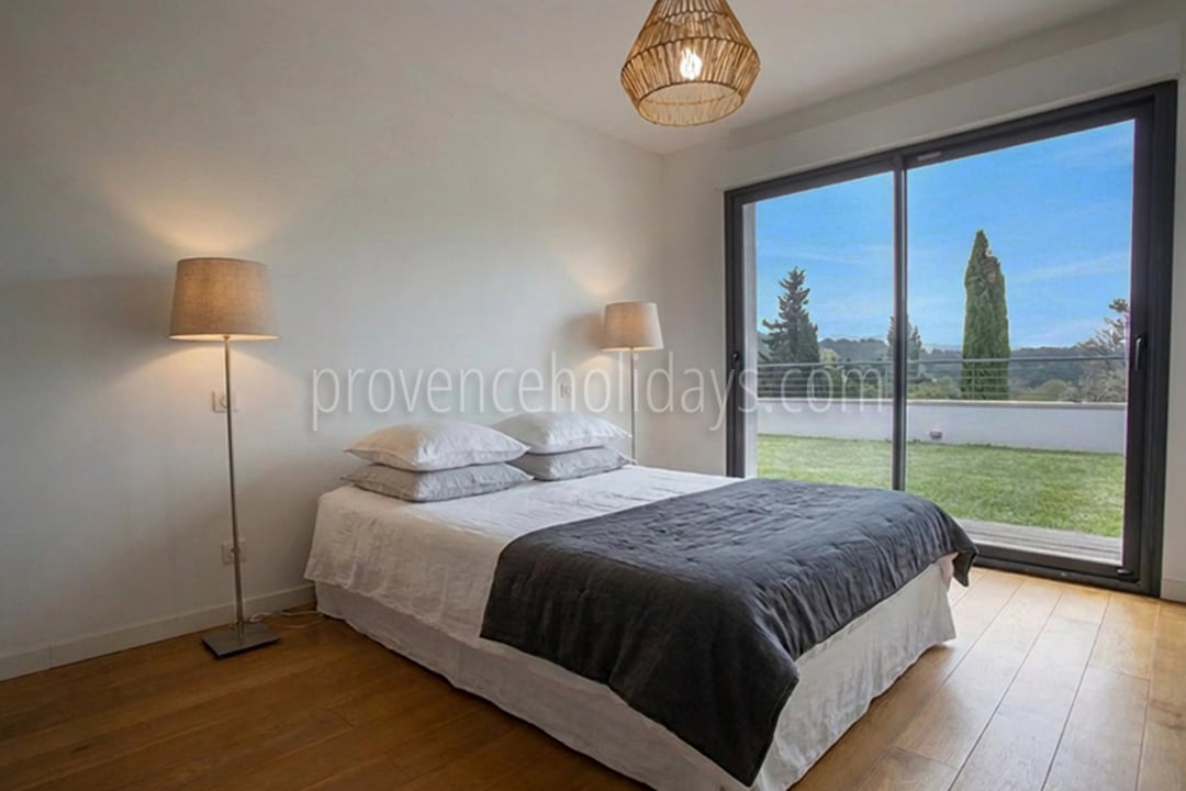 10 - Villa with pool in Pernes-les-Fontaines: Villa: Bedroom