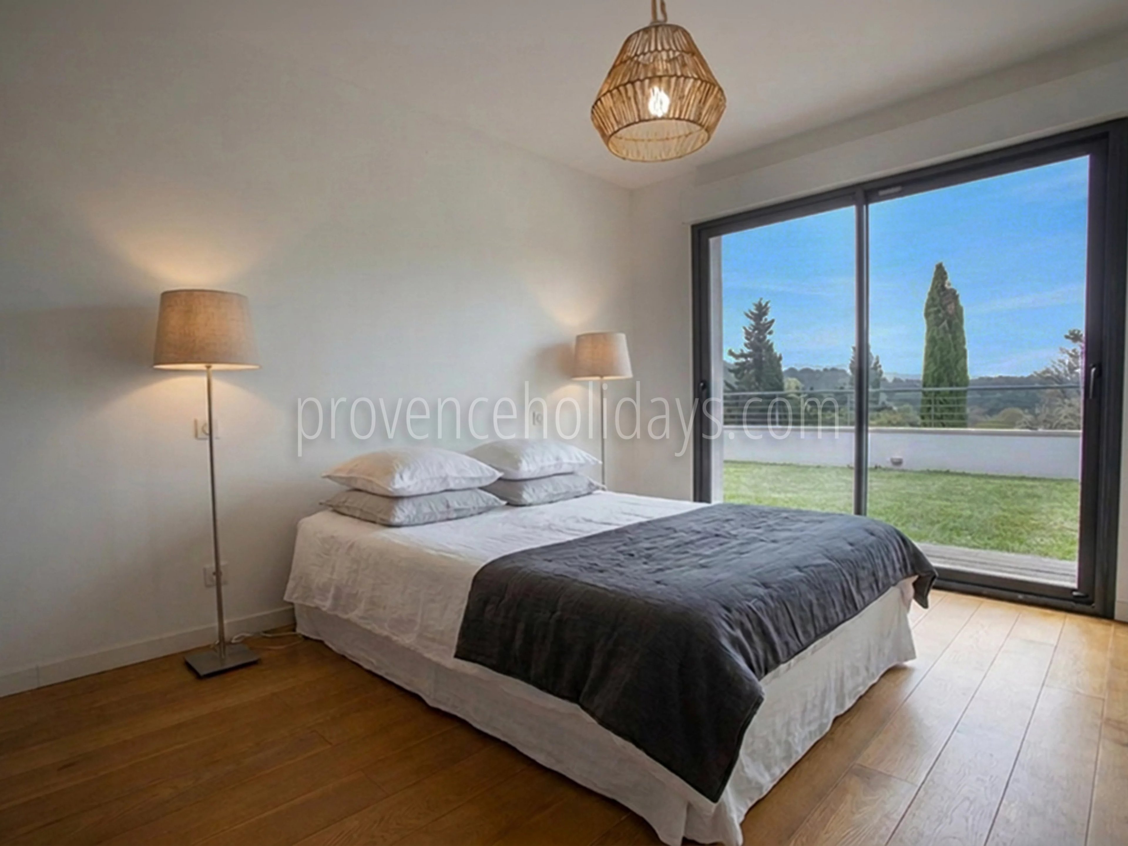 10 - Villa with pool in Pernes-les-Fontaines: Villa: Bedroom