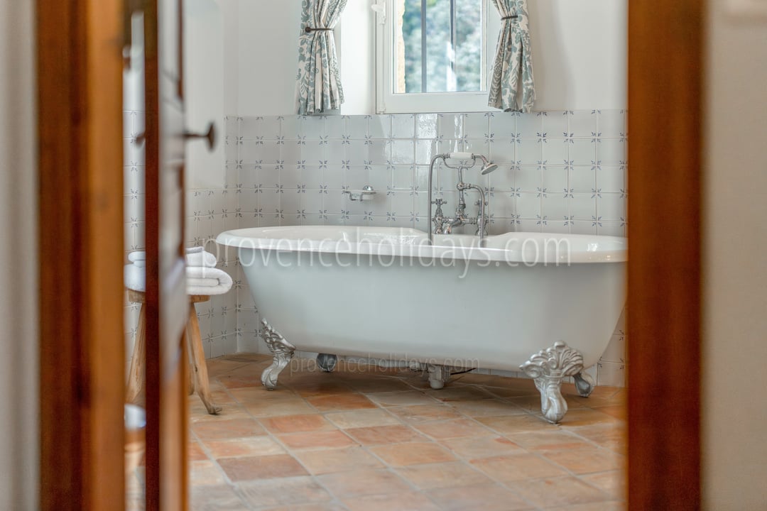 28 - Le Mas de Bonnieux: Villa: Bathroom