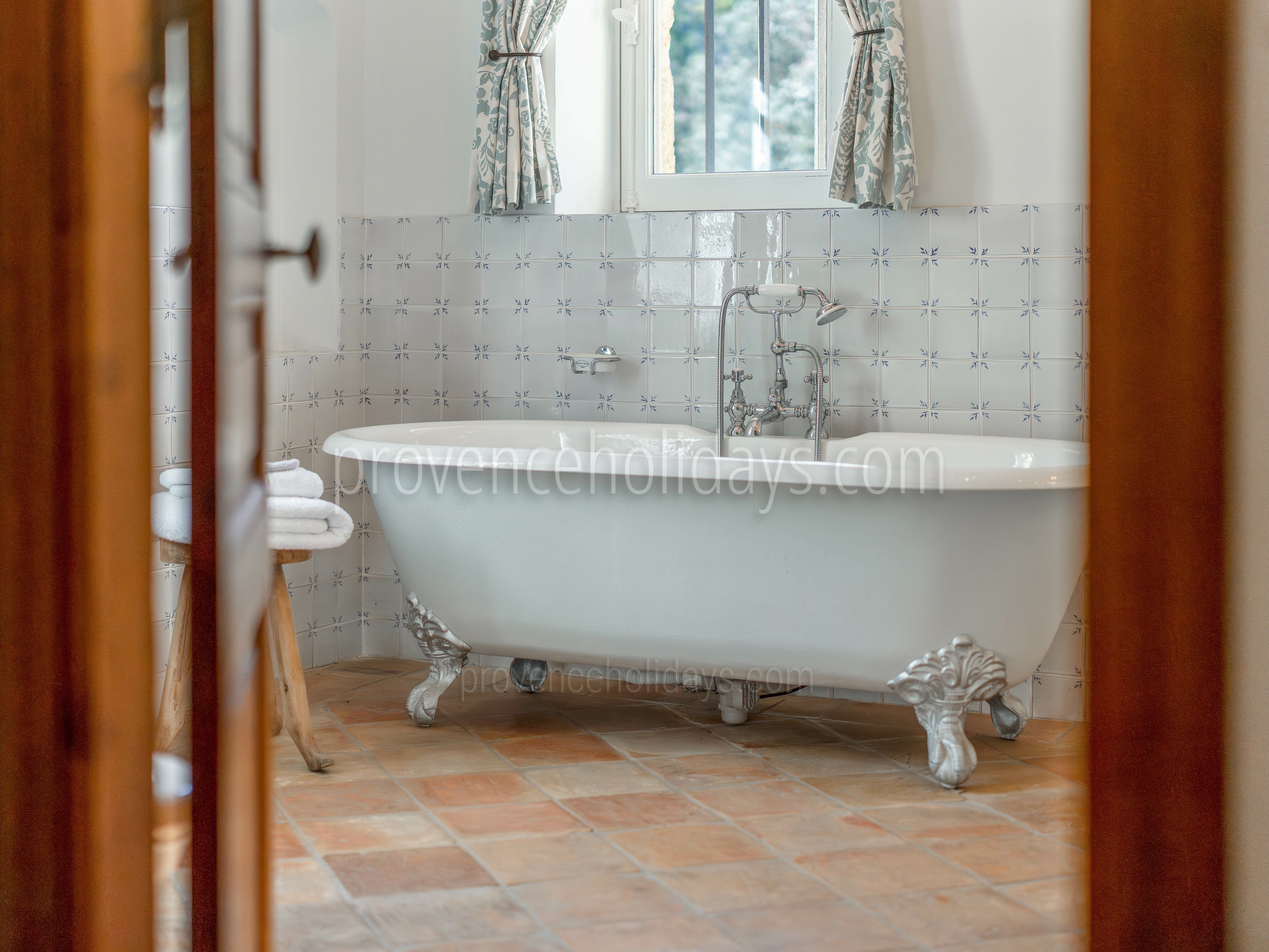28 - Le Mas de Bonnieux: Villa: Bathroom