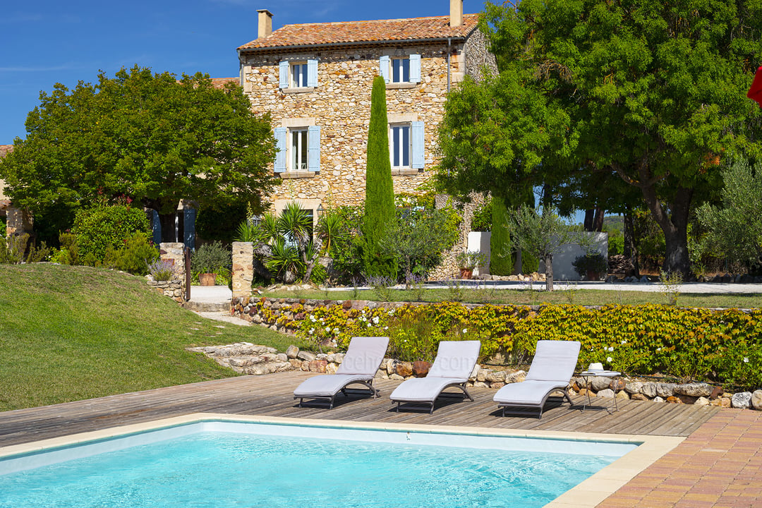 Restored farmhouse with a heated pool in the Luberon
