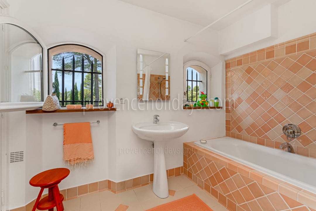 20 - Bastide des Figuiers: Villa: Bathroom