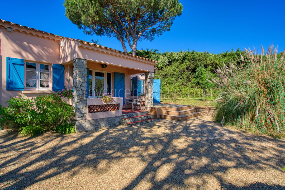 24 - Azur Horizon: Villa: Exterior