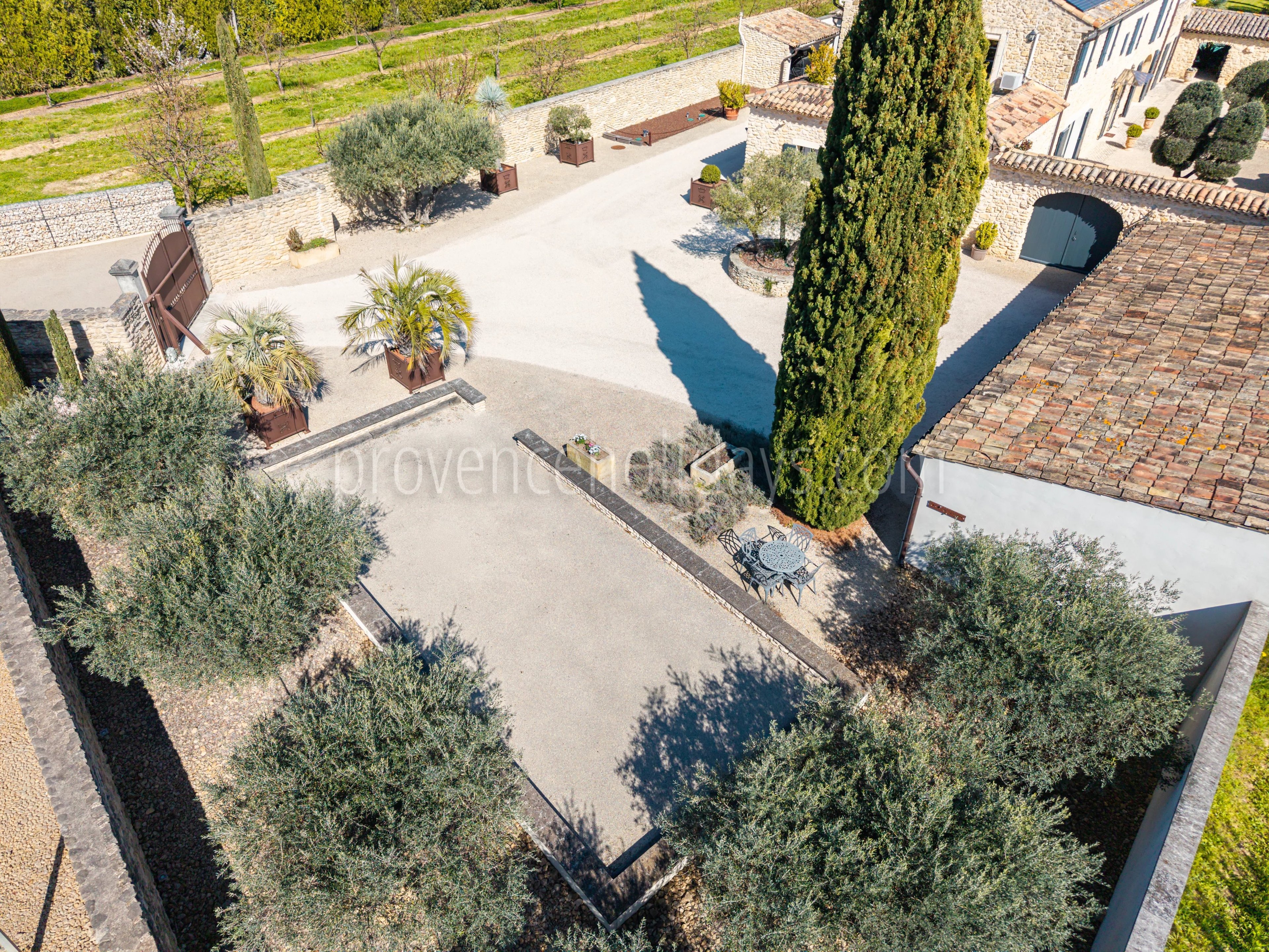21 - Provençal mas in Robion: Villa: Exterior