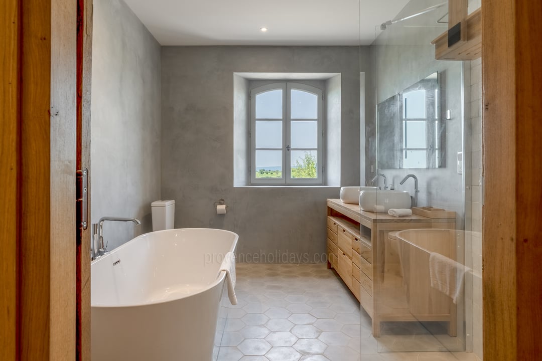 19 - Mas des Chênes: Villa: Bathroom