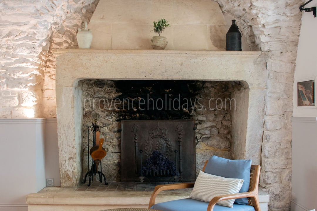 16 - Mas Mouriès: Villa: Interior