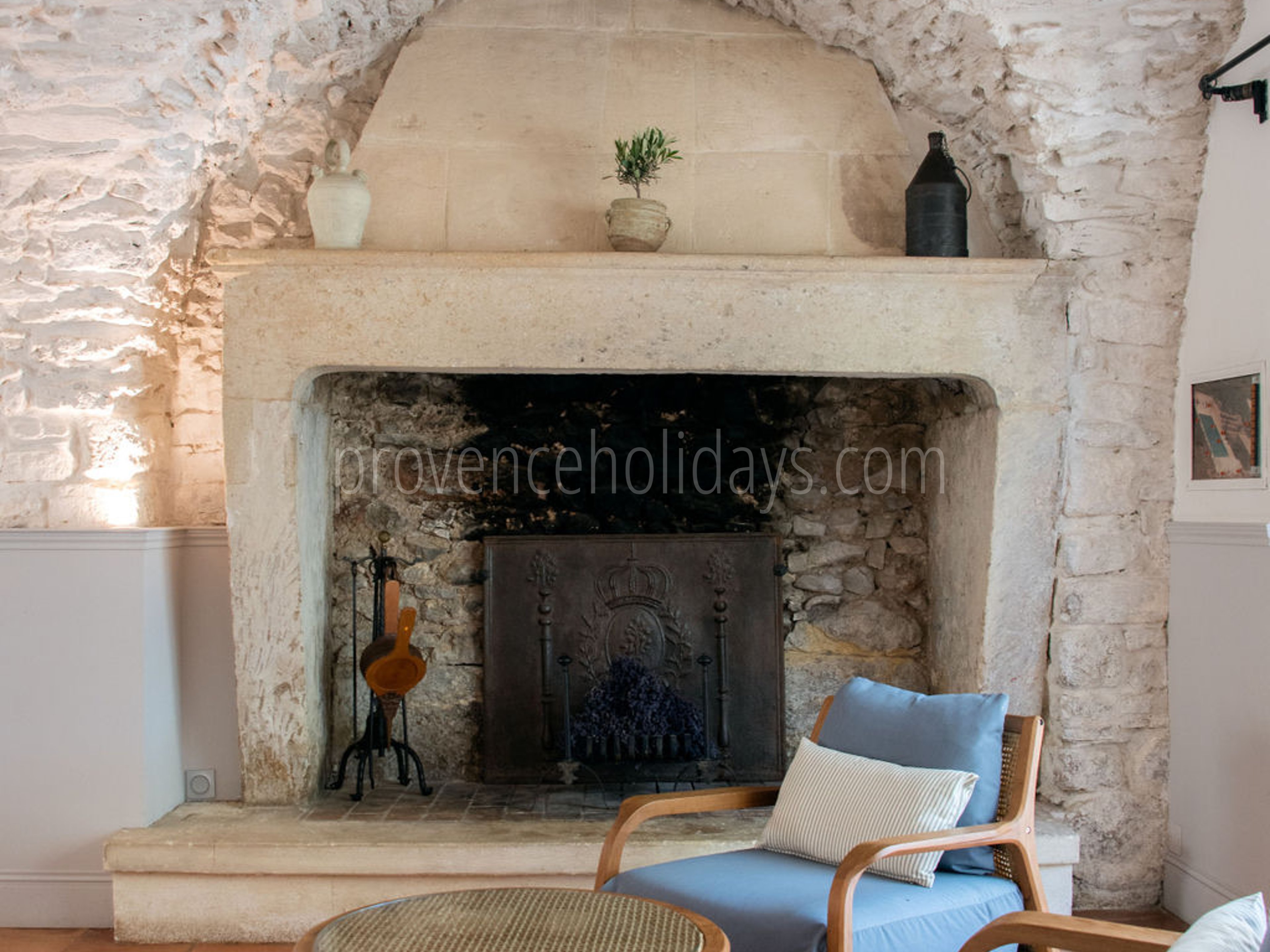 16 - Mas Mouriès: Villa: Interior