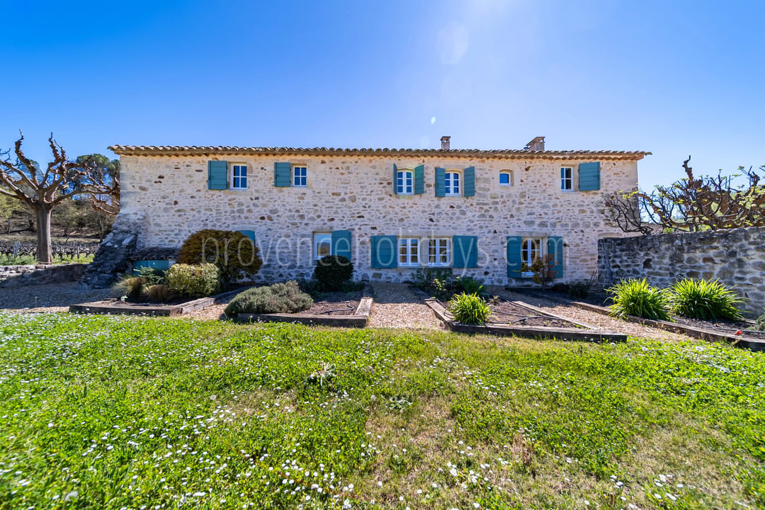 4 - Mas with inner courtyard in Gordes: Villa: Exterior