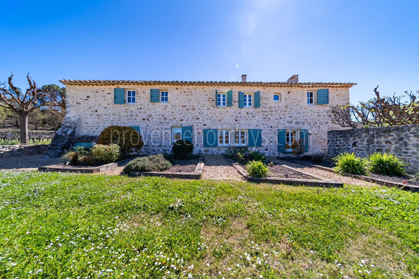 4 - Mas with inner courtyard in Gordes: Villa: Exterior