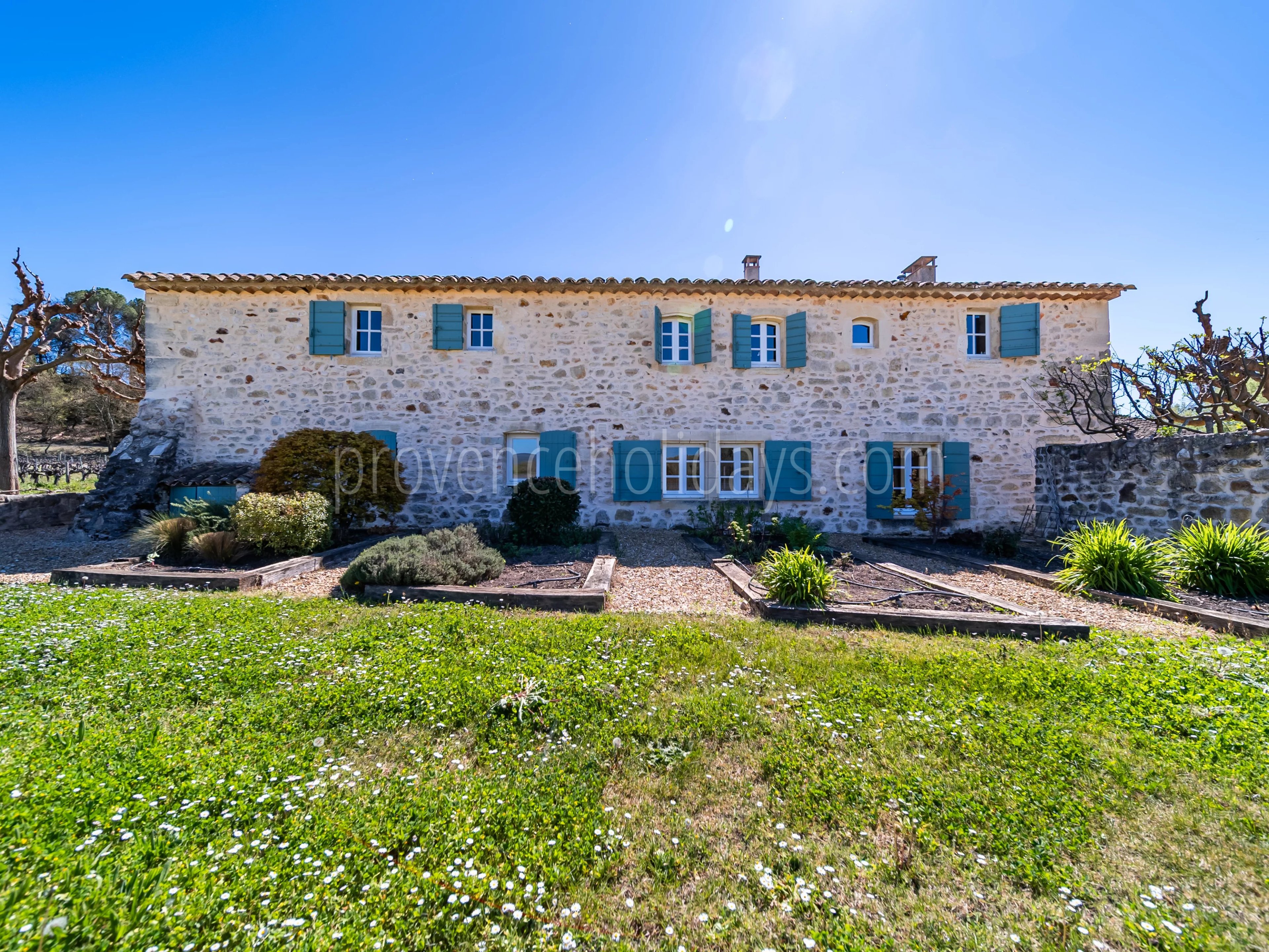 4 - Mas with inner courtyard in Gordes: Villa: Exterior