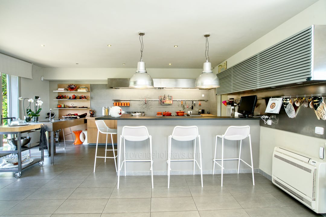5 - Mistral Serene: Villa: Interior