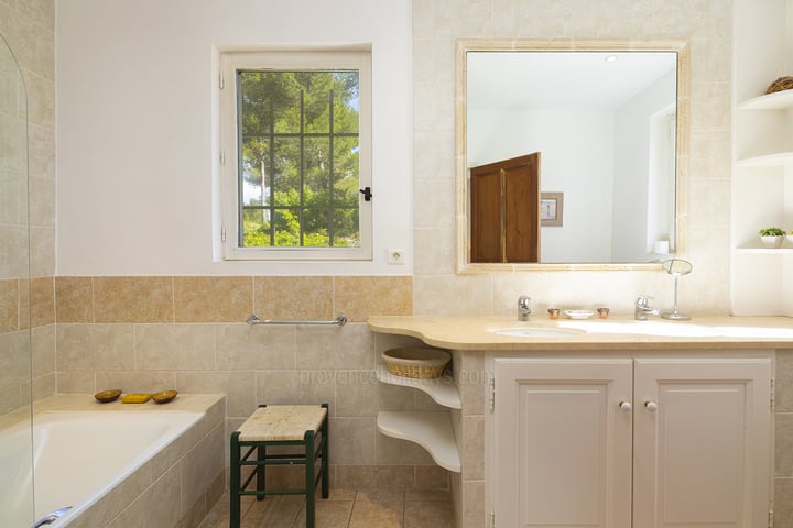 28 - Mas des Pins: Villa: Bathroom