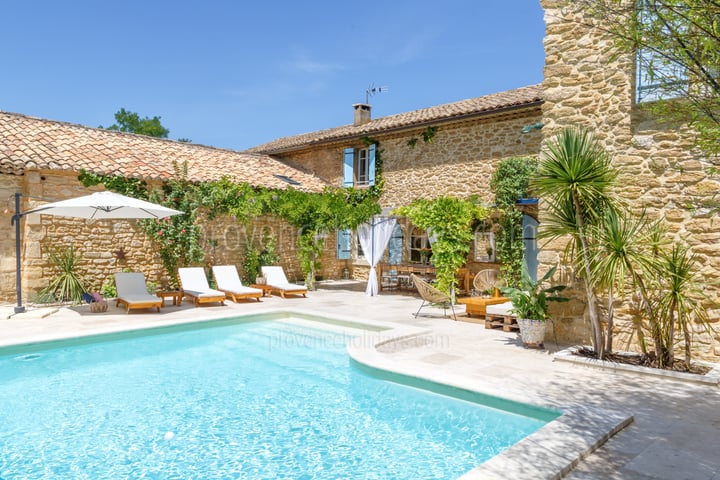 Mas provençal rénové avec piscine à Maubec 