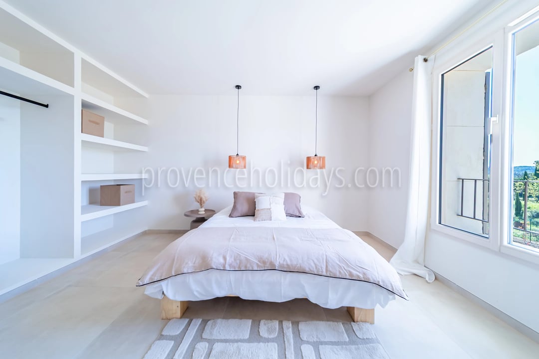 15 - Provençal villa in Gordes: Villa: Bedroom
