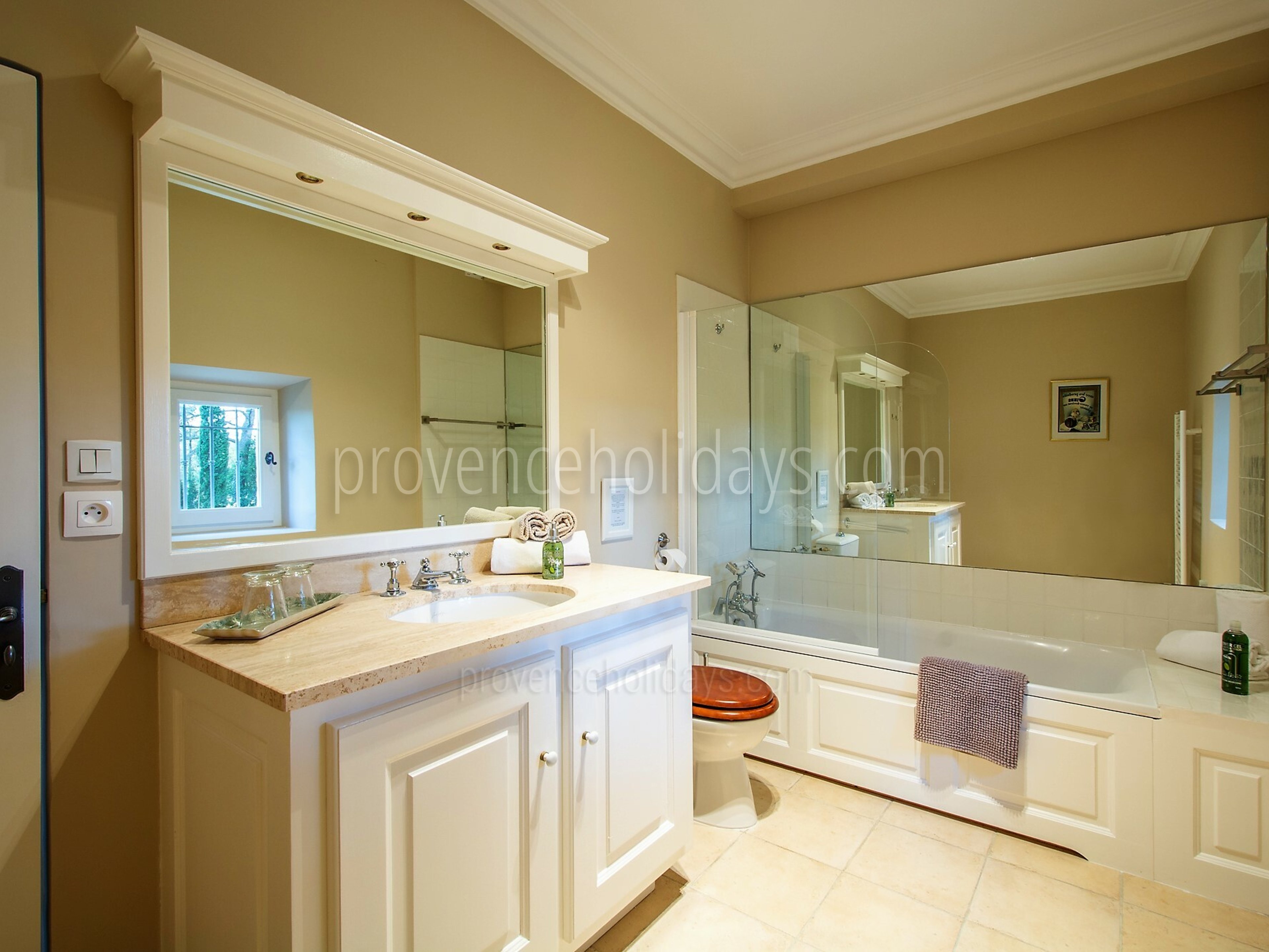37 - Domaine d\'Uzès: Villa: Bathroom
