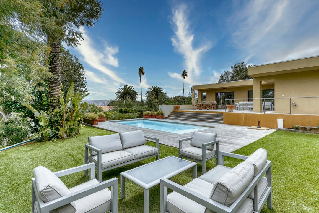 Contemporary villa for sale near Beauvallon Bartole