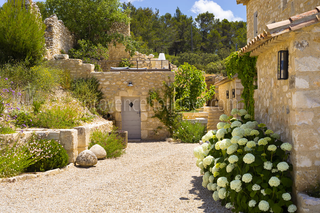19 - Mas des Baux: Villa: Exterior
