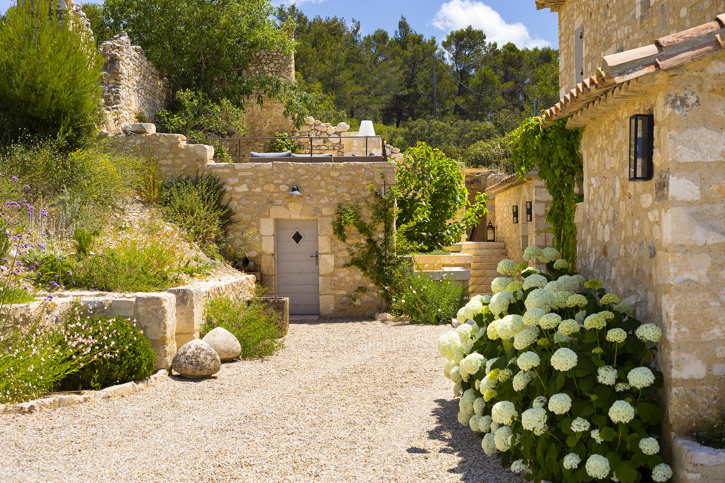 18 - Mas des Baux: Villa: Exterior