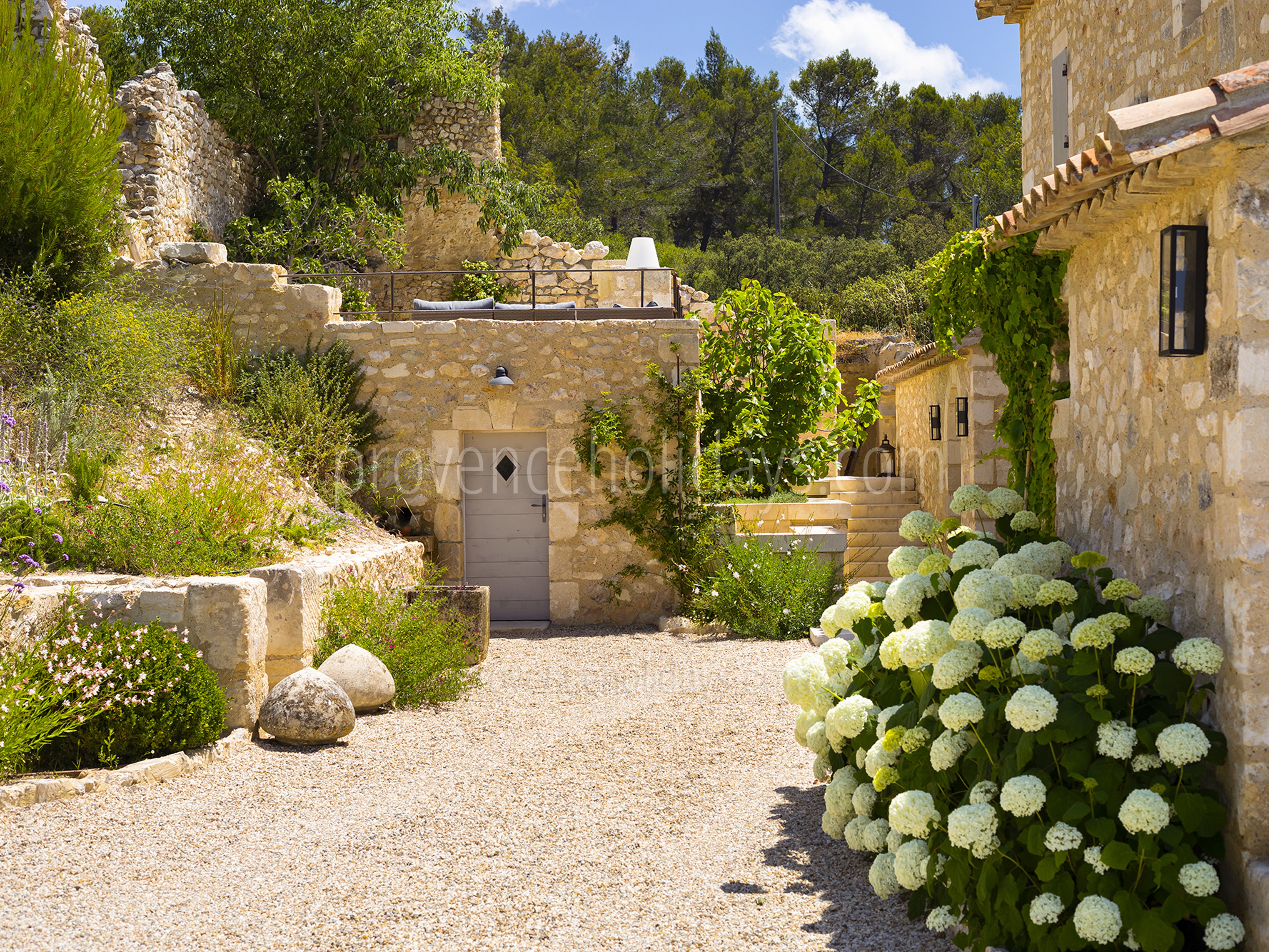 19 - Mas des Baux: Villa: Exterior