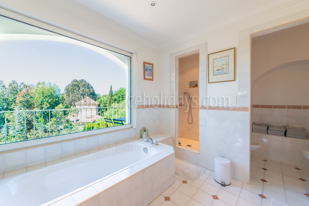 11 - Villa Maures: Villa: Bathroom