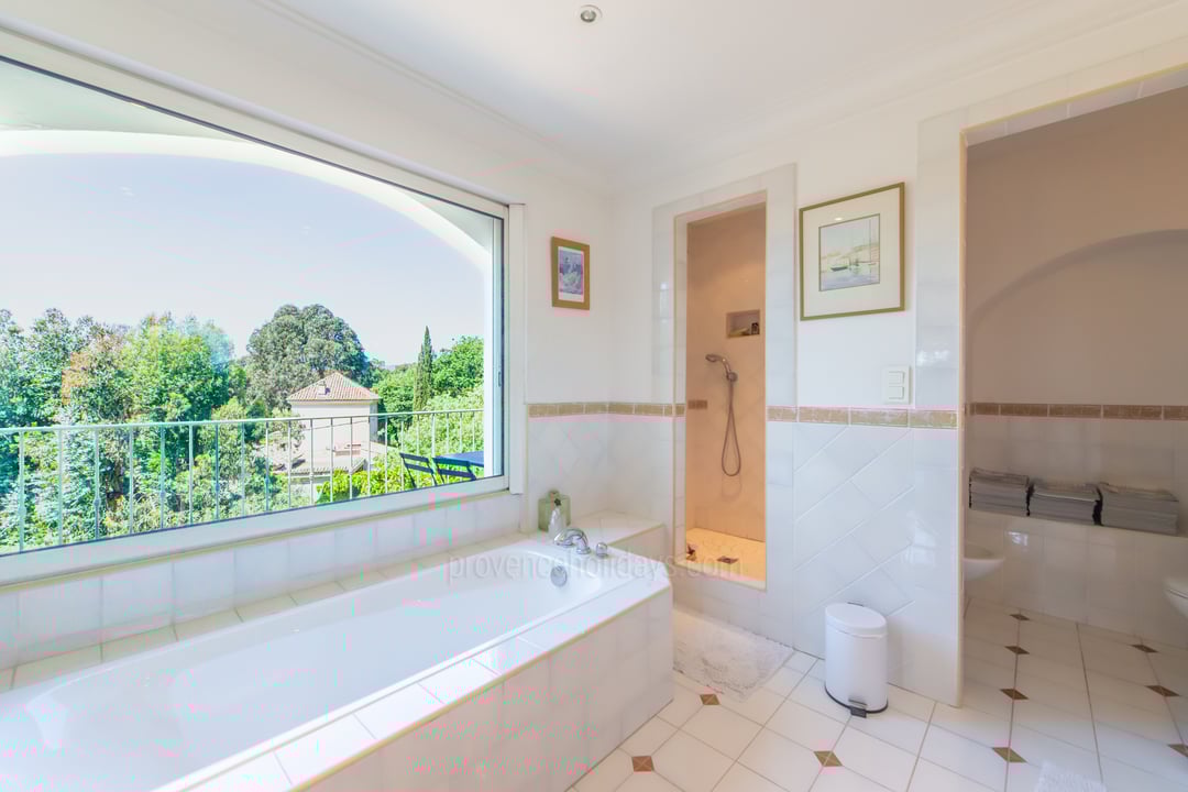 11 - Villa Maures: Villa: Bathroom