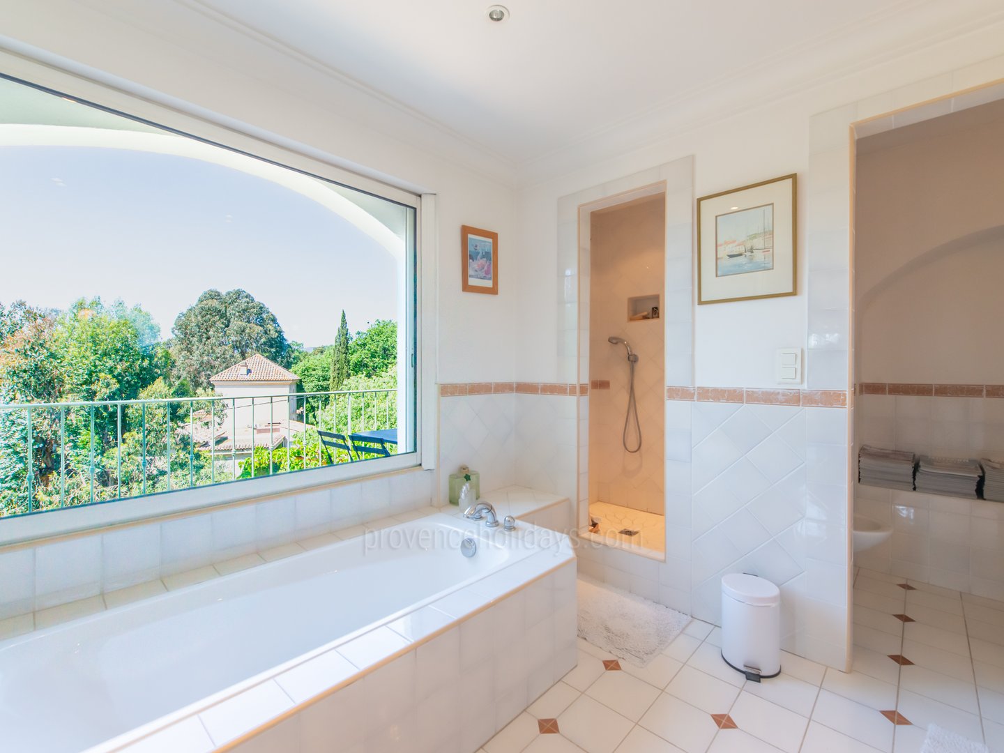 11 - Villa Maures: Villa: Bathroom