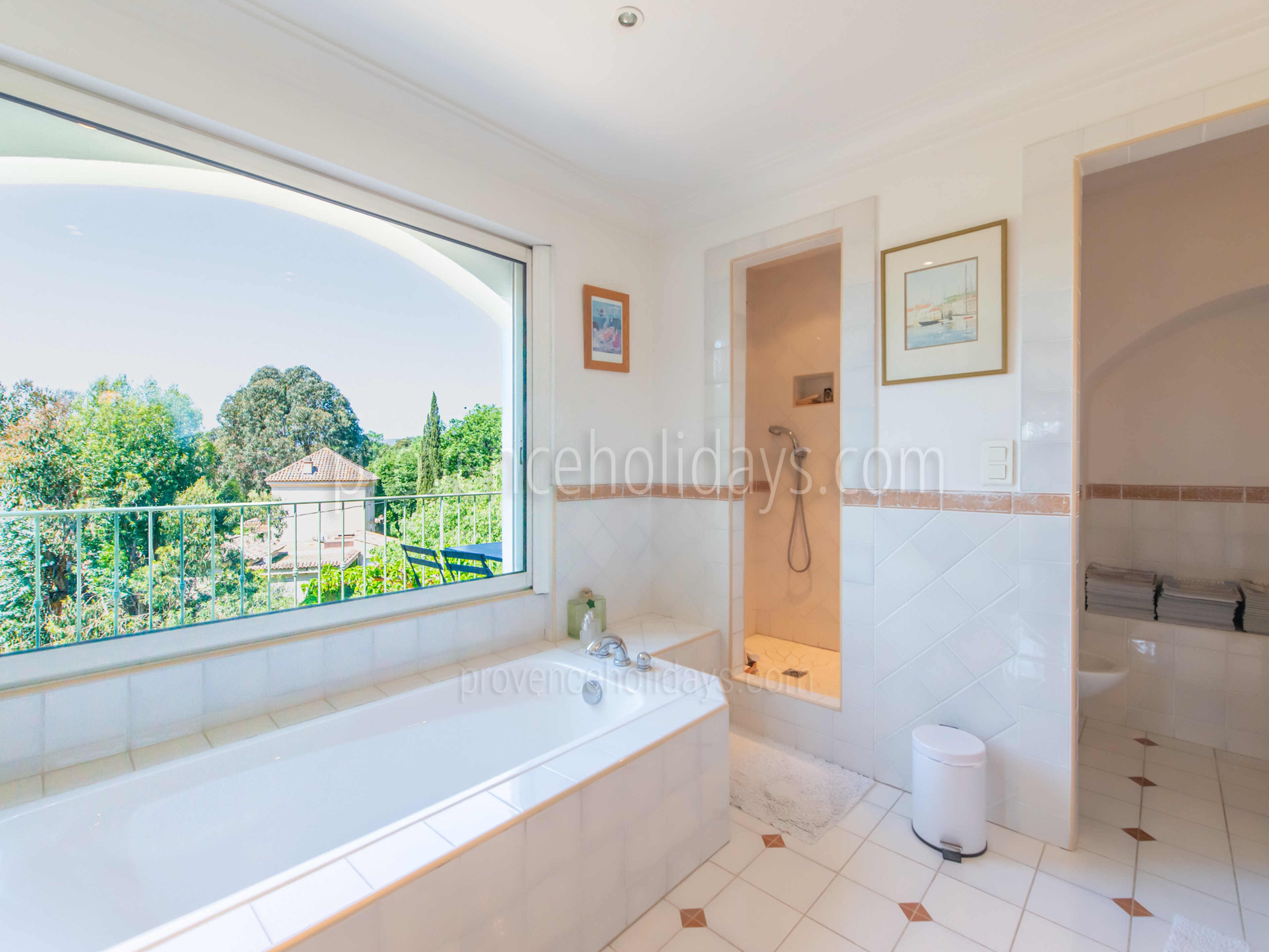 11 - Villa Maures: Villa: Bathroom