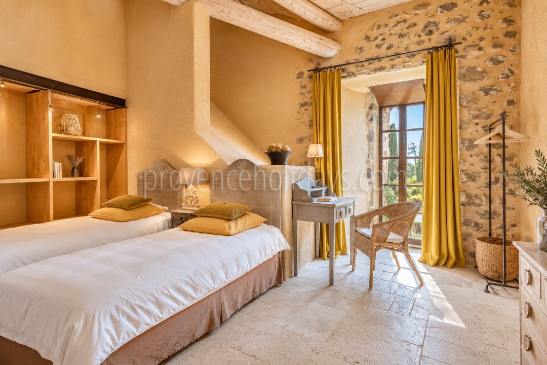 37 - Mas de Beaumes: Villa: Bedroom