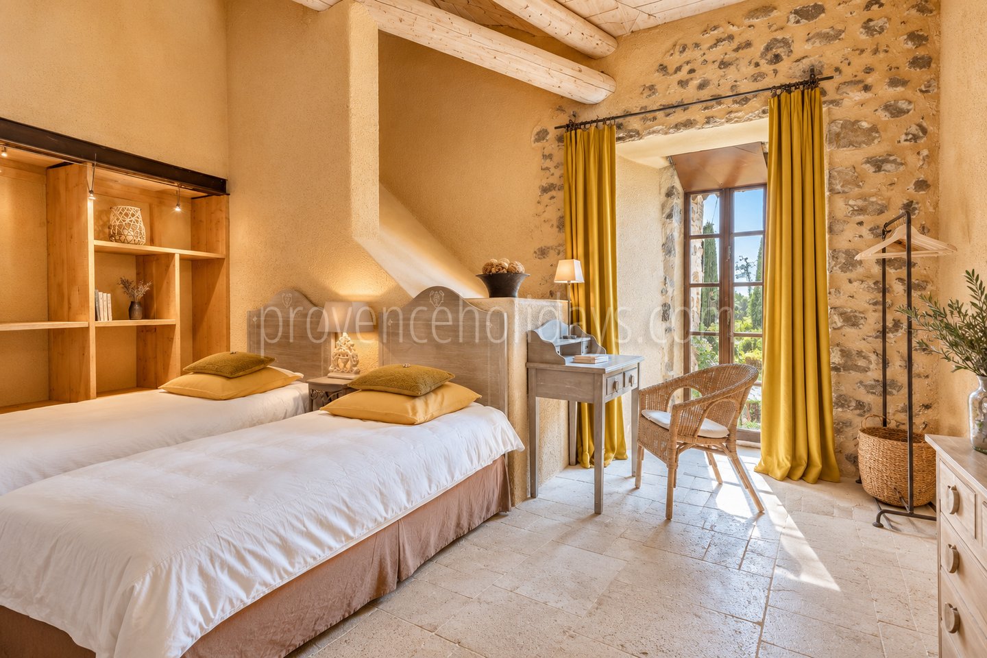 37 - Mas de Beaumes: Villa: Bedroom
