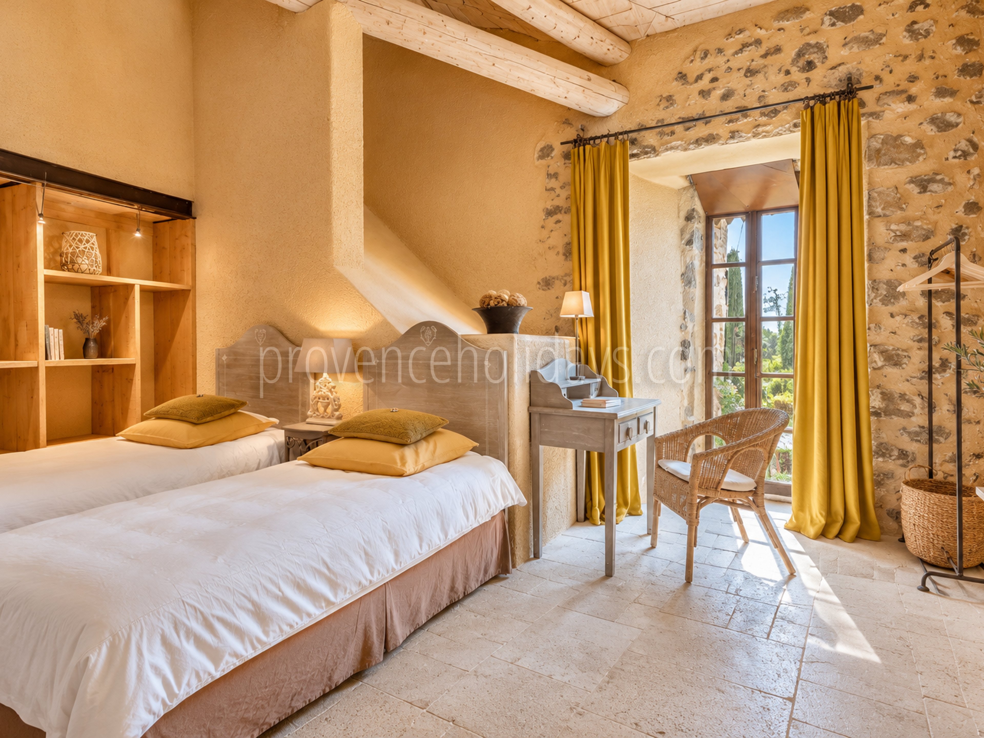 37 - Mas de Beaumes: Villa: Bedroom