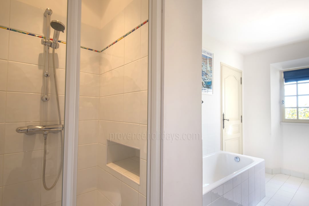 24 - Le Dolmen du Midi: Villa: Bathroom