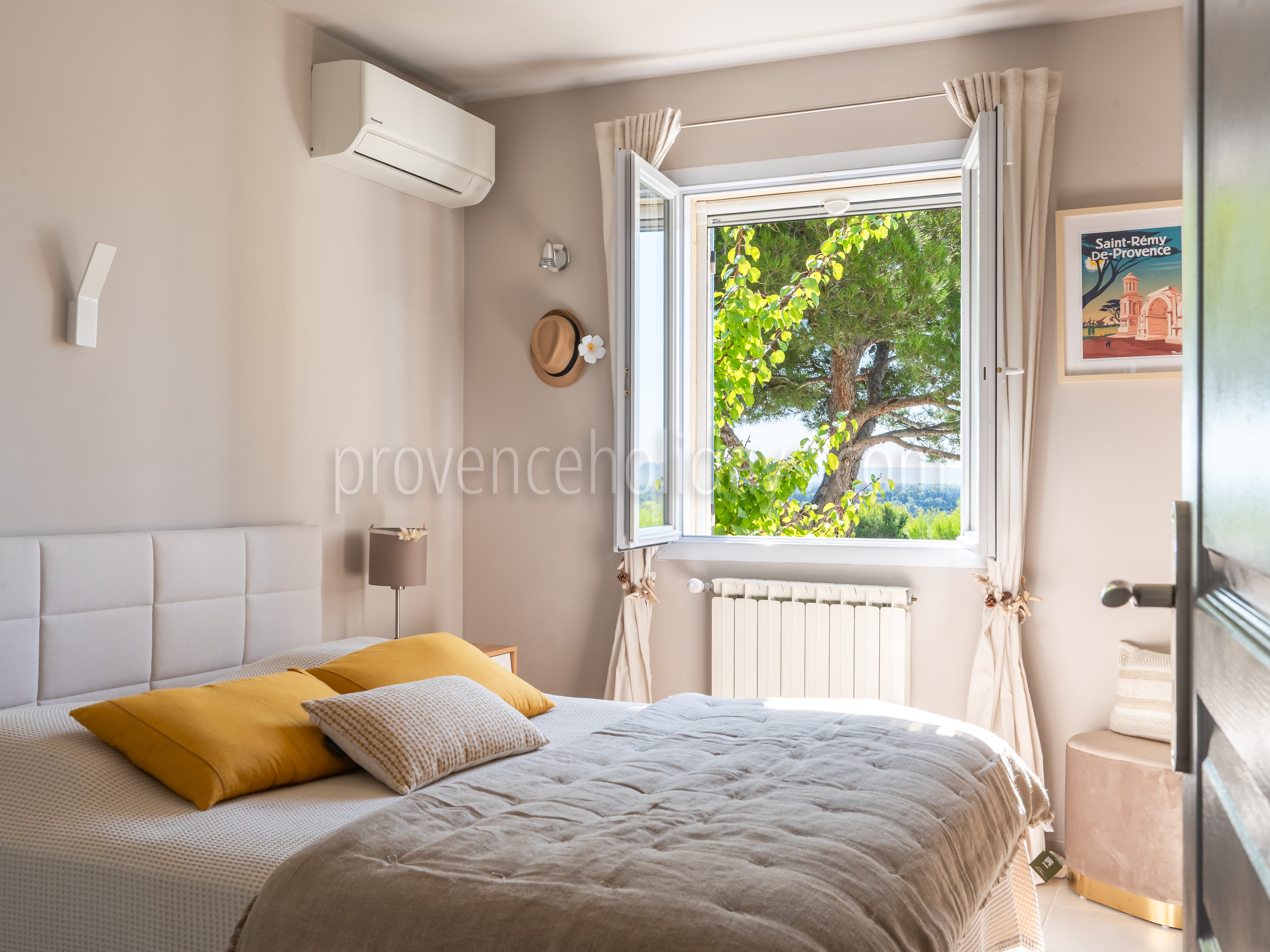 48 - La Pinède: Villa: Bedroom