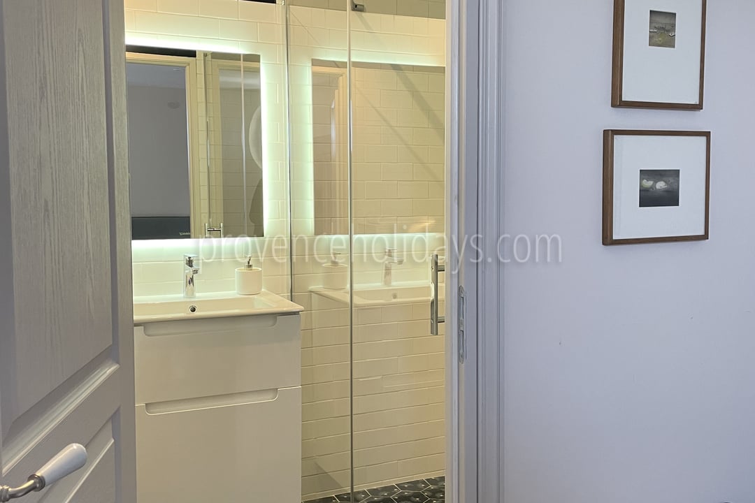 31 - Mas de Séguret: Villa: Bathroom